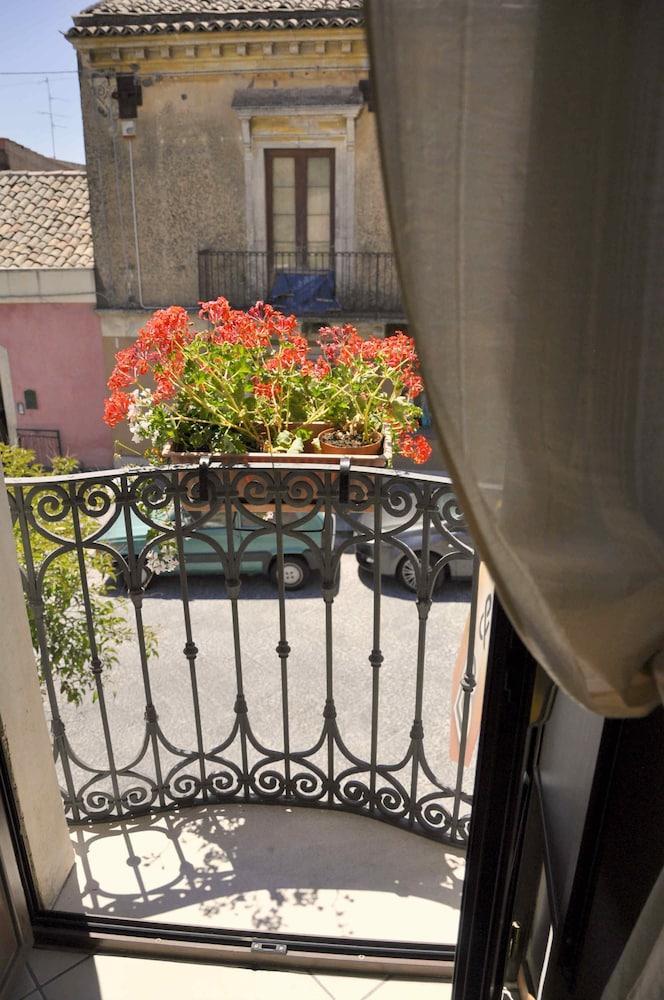Casa Al Centro Storico Bed & Breakfast Nicolosi Exterior foto